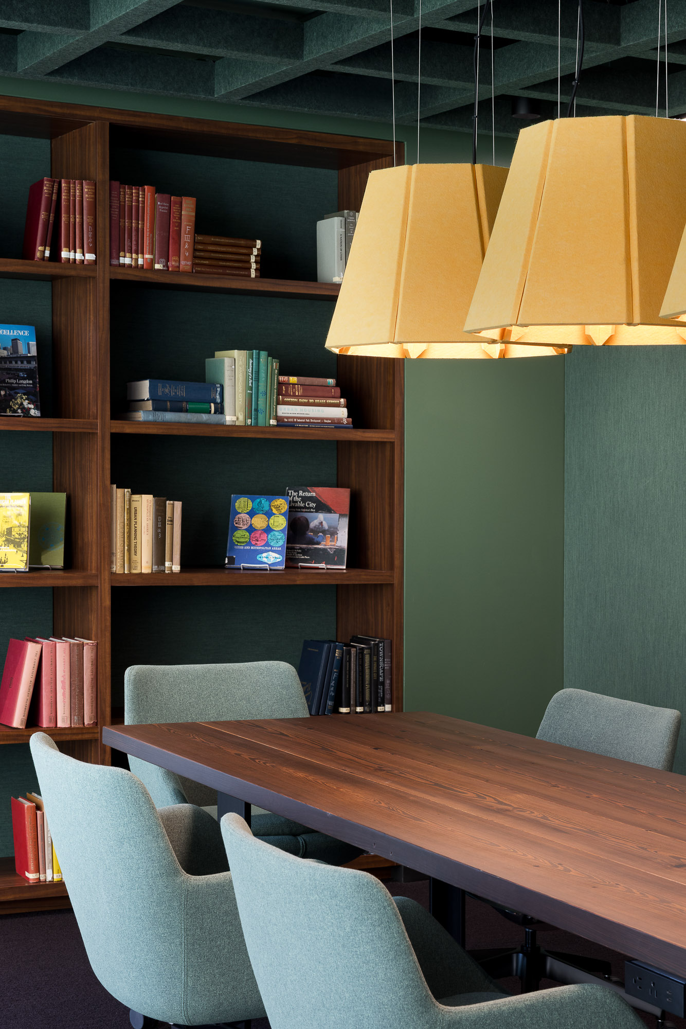 A room with a shelf and books.