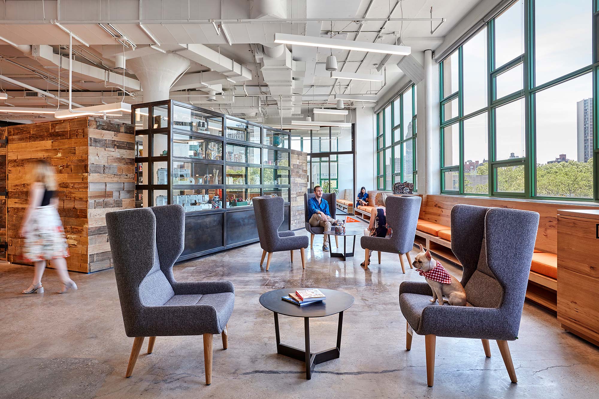 A room with chairs and tables.