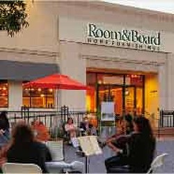 A group of people sitting outside a restaurant.