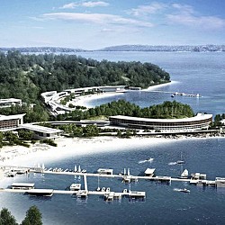 A body of water with boats and buildings by it.