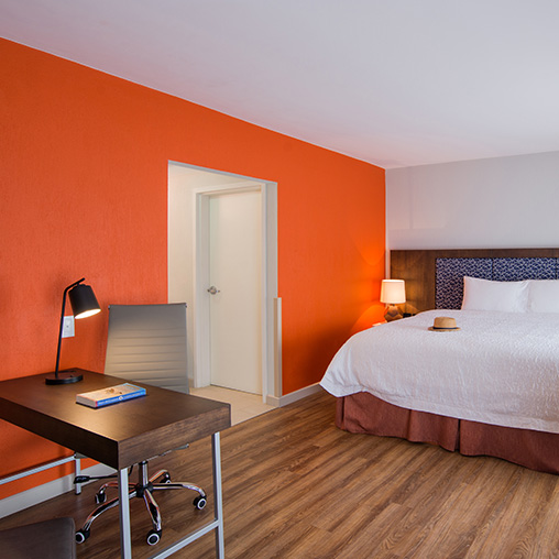 Hampton Inn Alajuela bedroom with desk