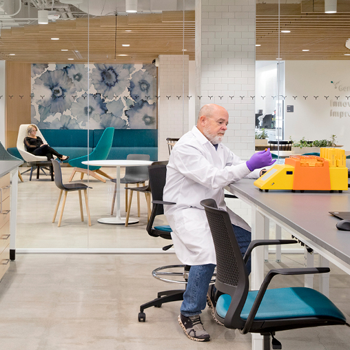 A lab technician in the Genmab laboratory