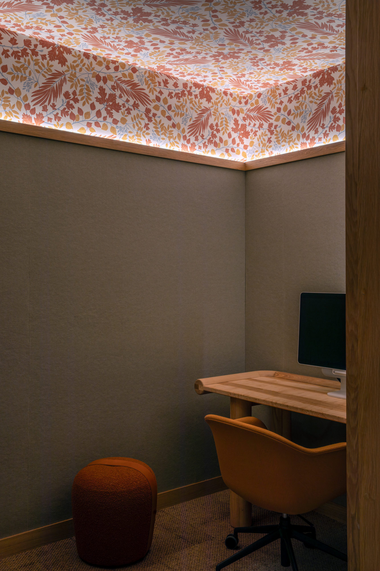 A desk and chair in a room.