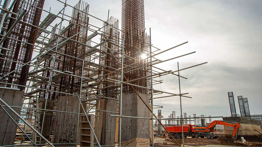 A large metal structure with a crane. Image: Alamy via Data Center Knowledge